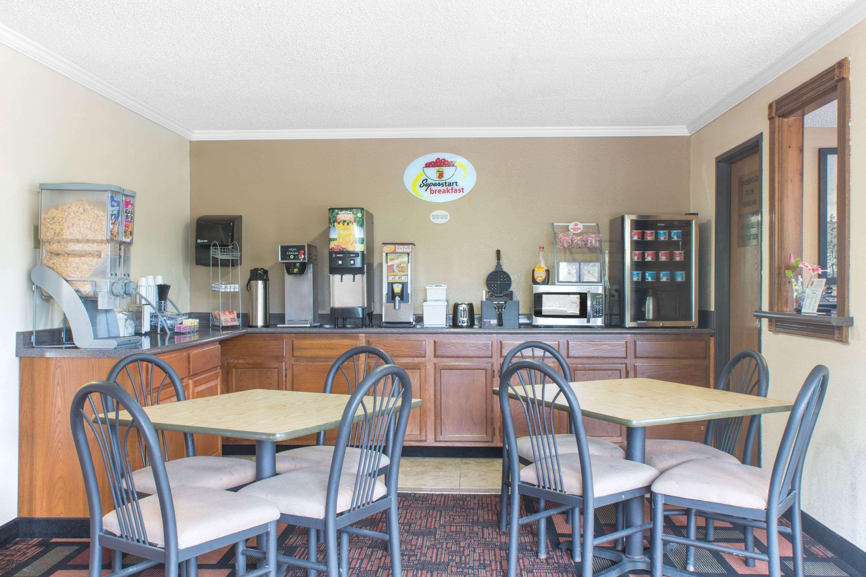 Super 8 By Wyndham Boonville Buitenkant foto